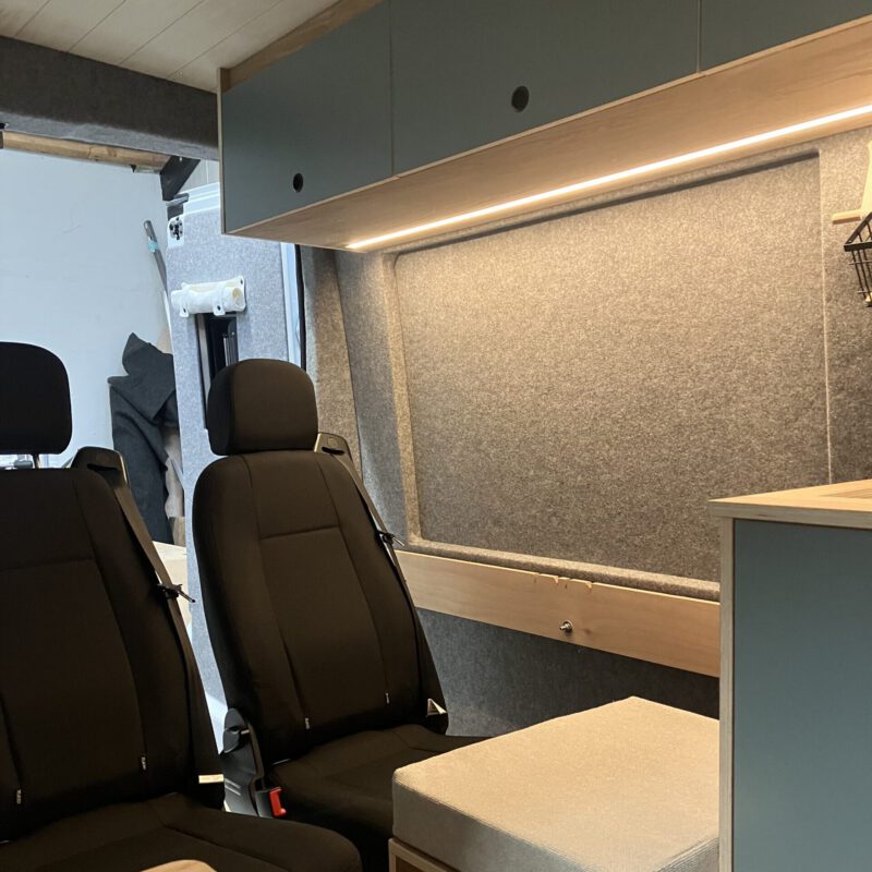 Achterin de bus Camperbouw Peugeot Boxer L1H2 - keuken