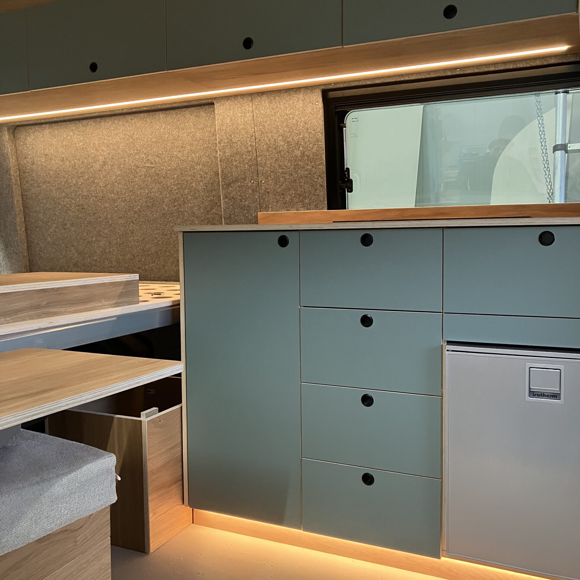 Keuken links Maxus E-Deliver 9 Camperbouw Peugeot Boxer L1H2 - zijpaneel bestuurderszijde staand