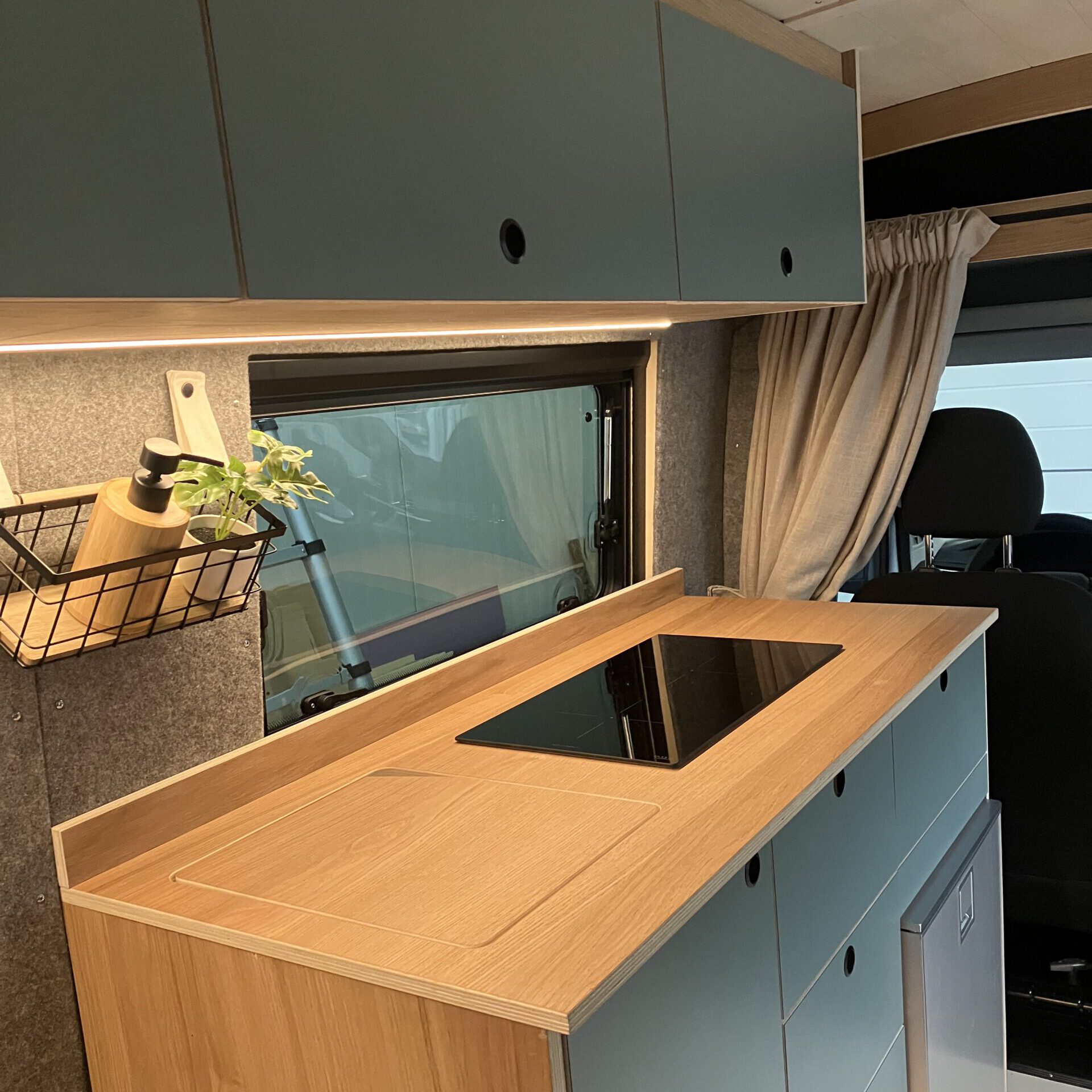 Keuken vanuit andere hoek Camperbouw Peugeot Boxer L1H2 - Bed opentrekken staand